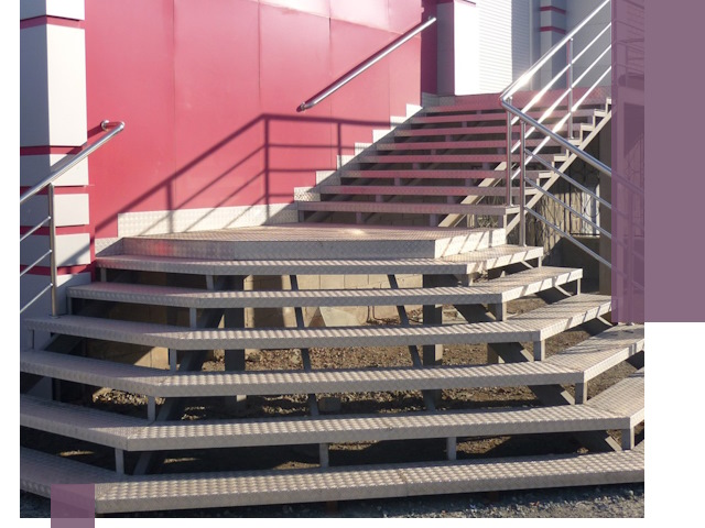 Лестницы для магазина в Мысках — изготовление и монтаж