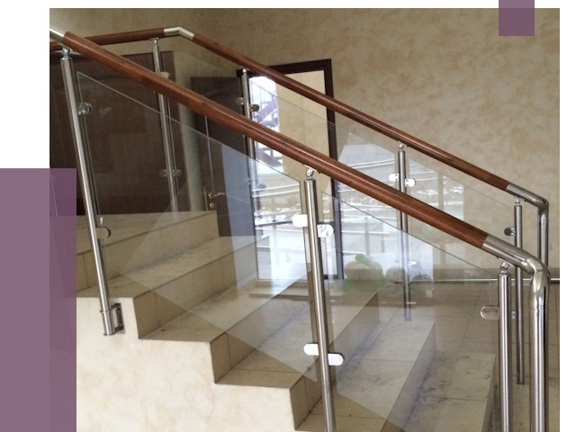 Комбинированные перила из металла и дерева в Мысках