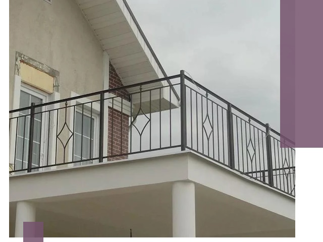 Изготовление балконных ограждений в Мысках из металла и стекла