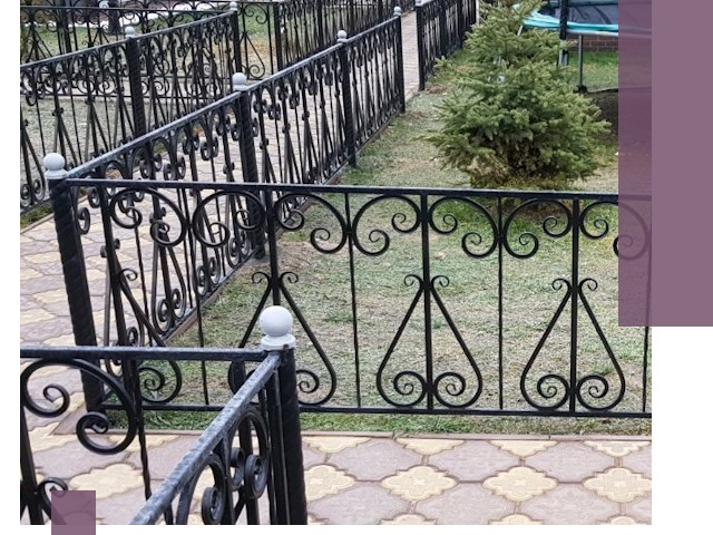Кованые газонные ограждения под ключ в Мысках