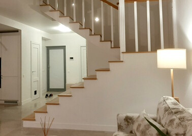 Лестница в таунхаусе на металлическом каркасе